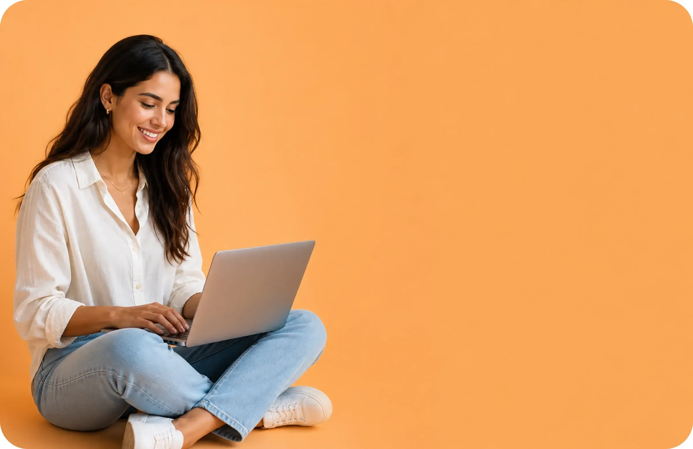 Eine Frau mit Laptop auf dem Schoß, vor orangefarbenem Hintergrund