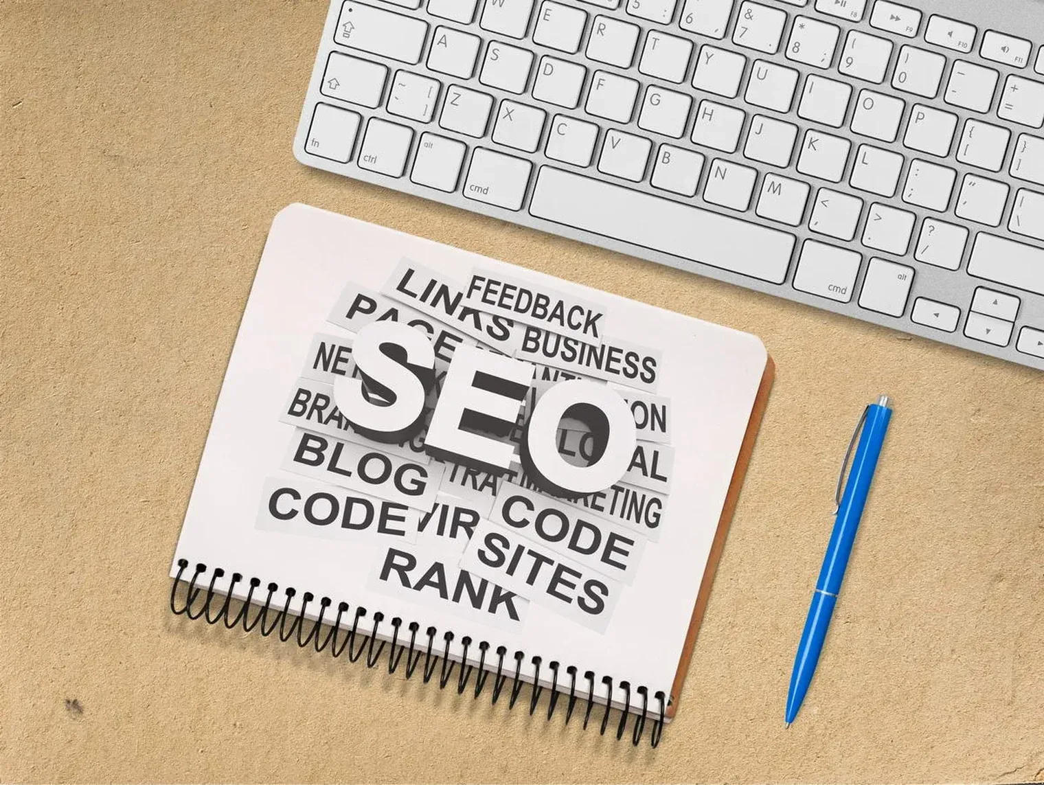 Ein Notizblock mit SEO, Blog und Rang neben einer Tastatur